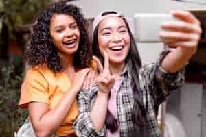 Photo gratuite heureux amis féminins prenant un selfie