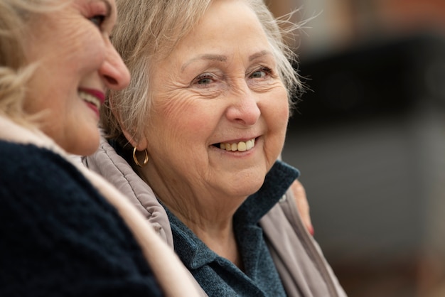 Photo gratuite heureux amis femmes seniors bavarder