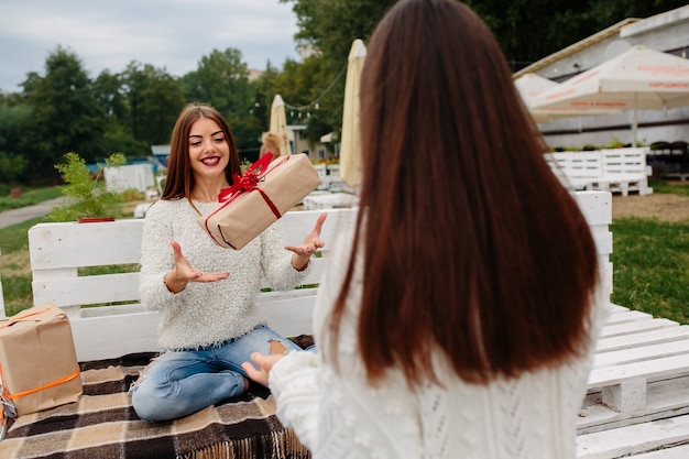 Heureux amis jouent avec un cadeau emballé