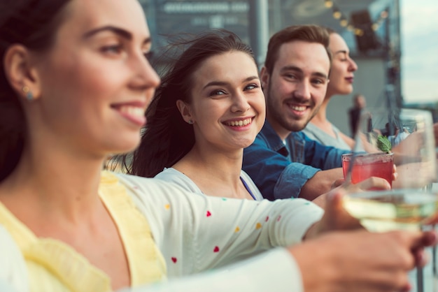 Photo gratuite heureux amis lors d'une fête