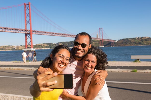 Heureux amis proches profitant d'une promenade en plein air