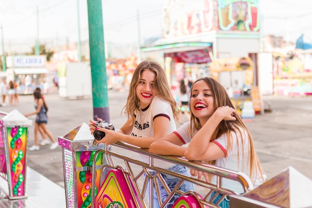 Heureux amis s&#39;amusant dans le parc d&#39;attractions