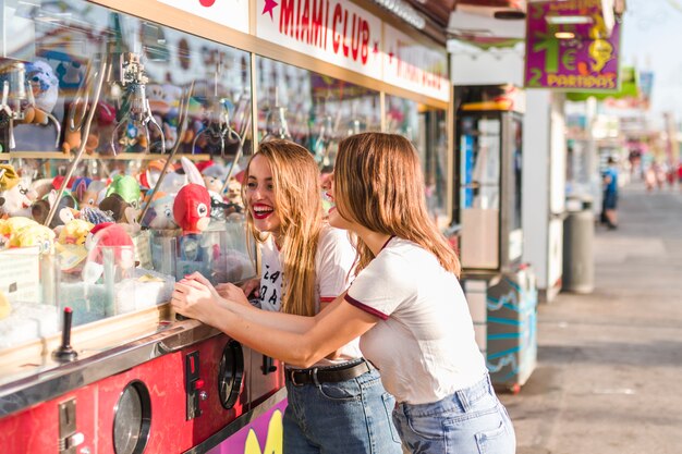 Heureux amis s&#39;amusant dans le parc d&#39;attractions