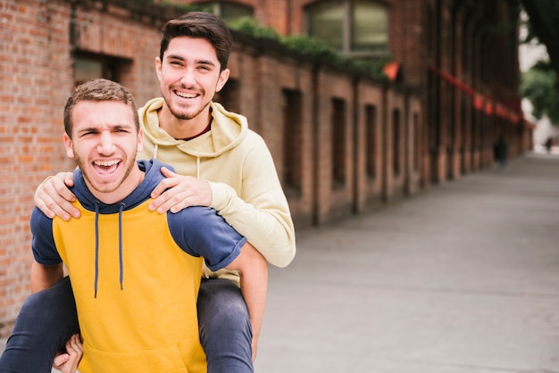 Photo gratuite heureux amis s'amuser dans la rue