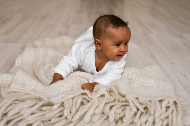 Flou Artistique Petit Garcon Afro Americain Heureux De Dessiner Et De Peindre Photo Premium