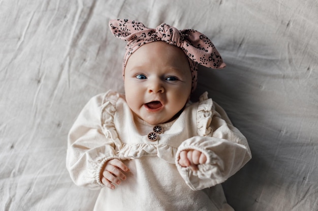 Photo gratuite heureux bébé nouveau-né souriant dans des vêtements élégants