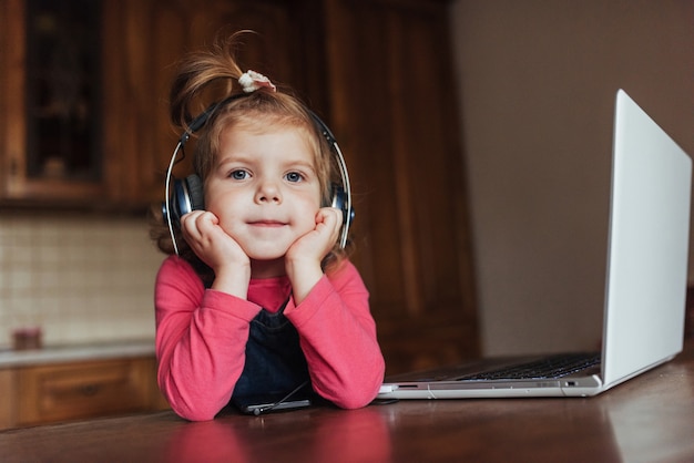 Heureux bel enfant dans les écouteurs, écouter de la musique