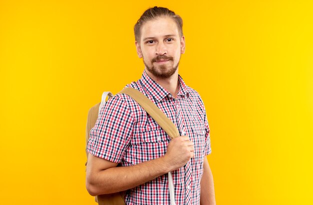 Heureux à la caméra étudiant jeune homme portant un sac à dos