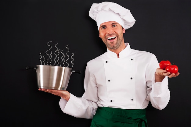 Heureux chef recommandant la soupe aux tomates