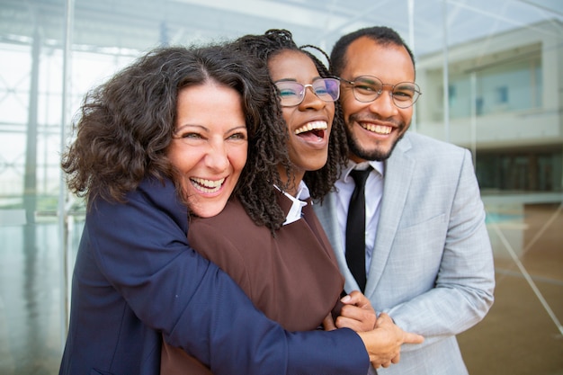 Heureux collègues de travail embrassant