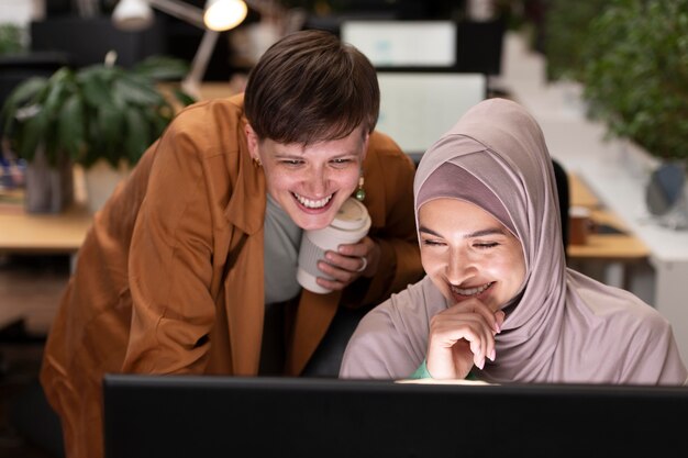 Heureux collègues travaillant ensemble coup moyen