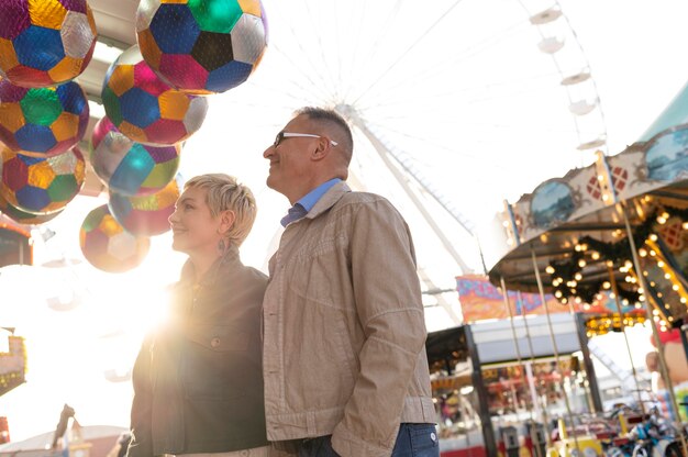 Heureux couple d'âge moyen ayant un rendez-vous à l'extérieur