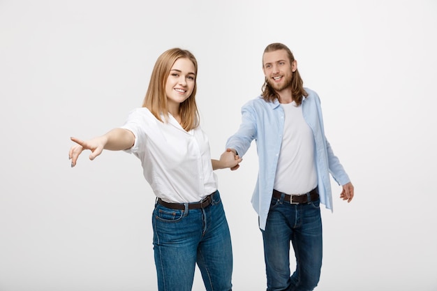 heureux couple d&#39;amoureux main dans la main sur fond blanc