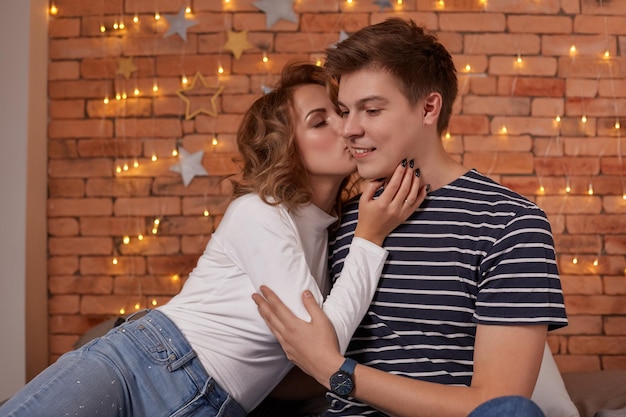 Heureux Couple D Amoureux Se Reposant Sur Le Lit A La Maison Jeune Femme Touchant Le