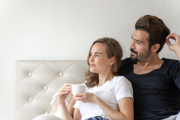 Heureux Couple Amoureux Souriant