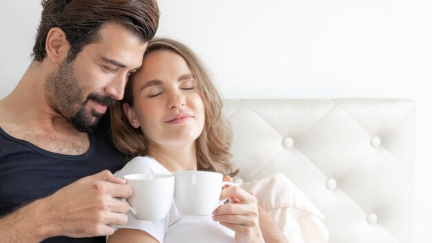 Heureux couple amoureux souriant