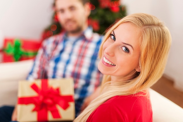 Heureux couple célébrant le temps de Noël