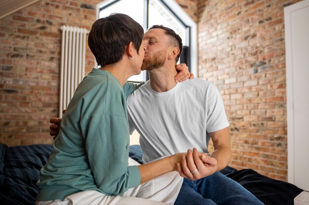 Heureux couple découvrant qu'ils vont être parents sur la base d'un test de grossesse