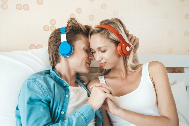 Heureux couple écoute la chanson du matin dans la chambre