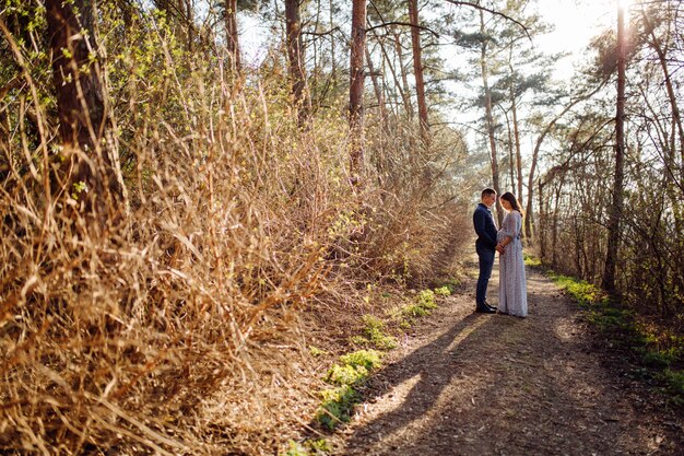 Heureux couple enceinte dans la nature