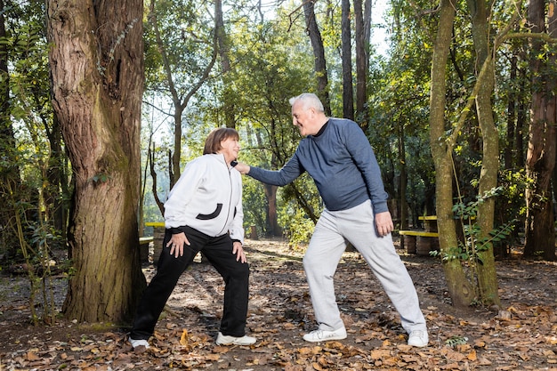 Heureux couple d&#39;étirement avant de commencer à marcher