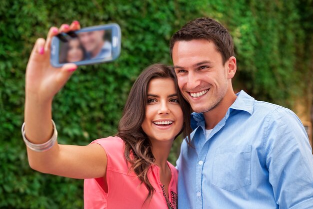 Heureux couple faisant une photo d'eux-mêmes