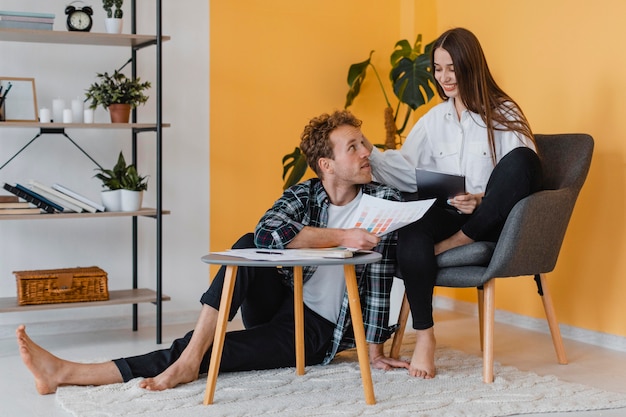 Heureux Couple Faisant Des Plans Pour Redécorer La Maison