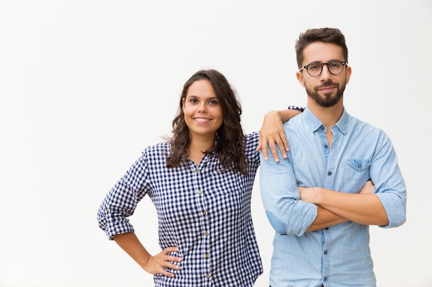 Heureux couple familial amical posant ensemble