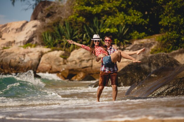 heureux couple de femme et homme sur la plage