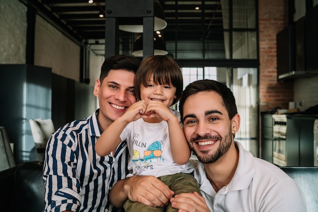 Heureux couple gay avec leur fils.