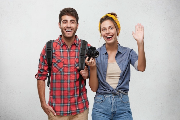 Heureux couple habillé en posant avec désinvolture