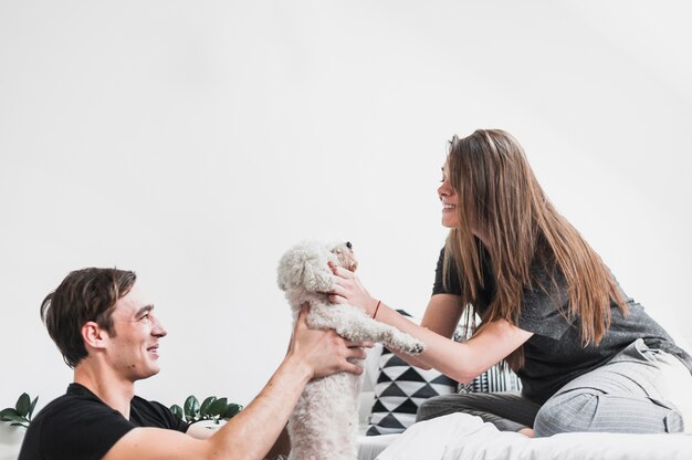 Heureux couple jouant avec leur chien