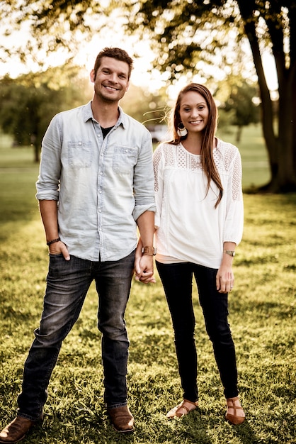 Heureux couple main dans la main et souriant