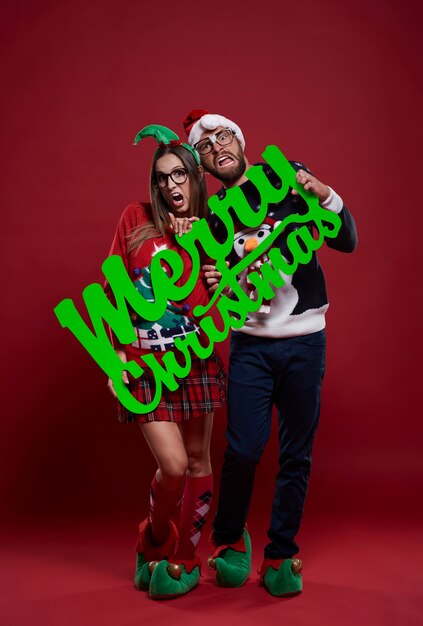 Heureux couple de nerd en vêtements de Noël isolés