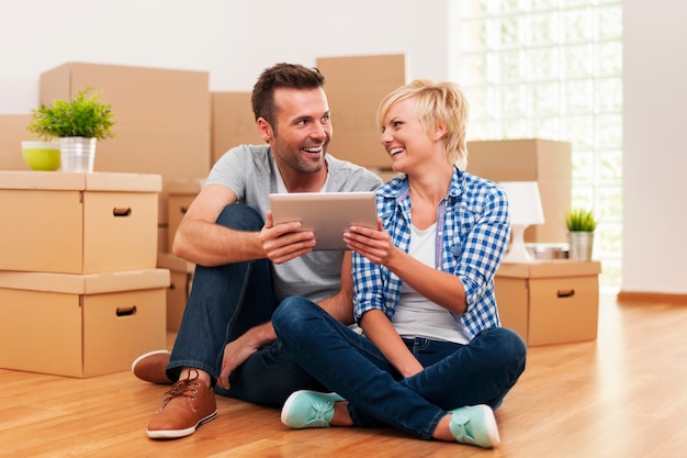 Heureux couple parlant d'option de décoration dans leur maison