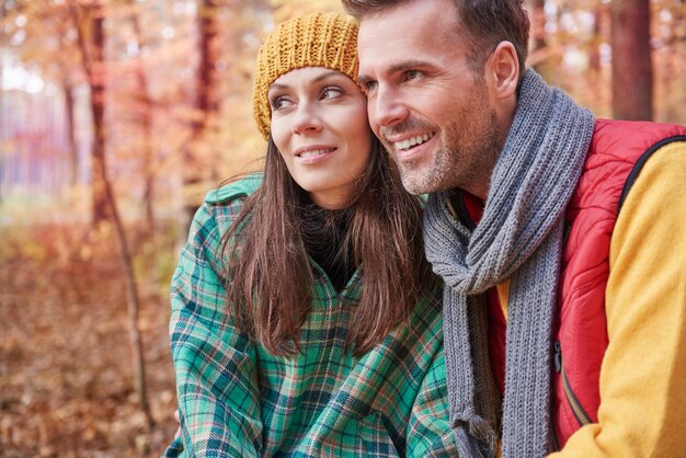 Heureux couple passer la journée dans la forêt