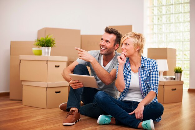 Heureux couple pensant à la décoration dans la nouvelle maison