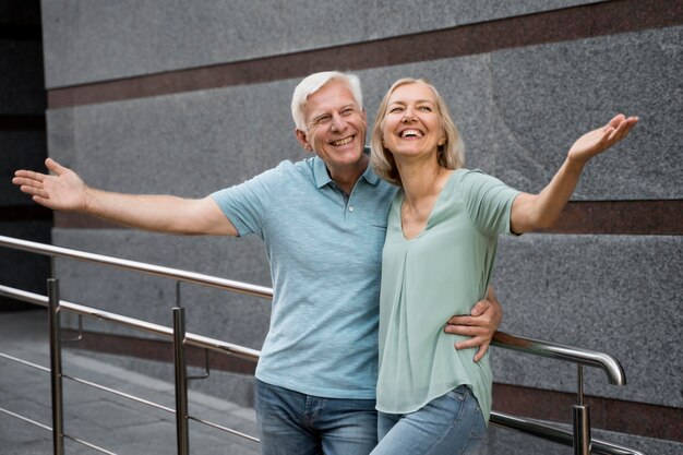 Heureux couple de personnes âgées posant ensemble à l'extérieur