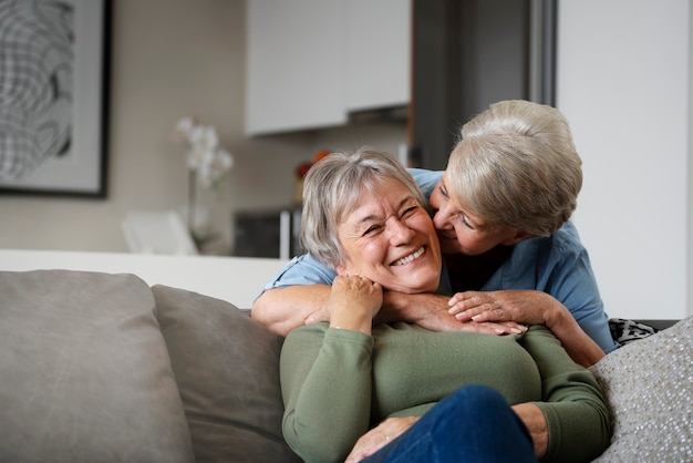 Heureux couple de personnes âgées queer coup moyen