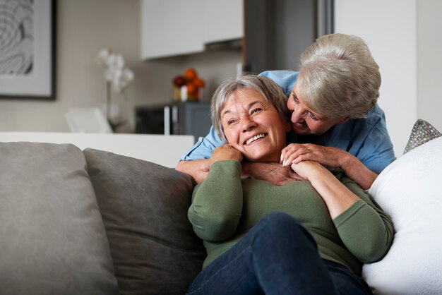 Heureux couple de personnes âgées queer vue de face