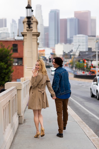 Heureux couple posant à l'extérieur de la ville avec bague de fiançailles