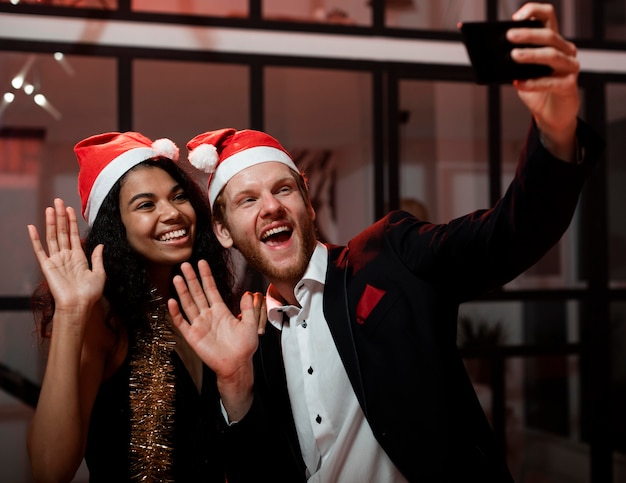 Heureux couple prenant un selfie à la fête du nouvel an