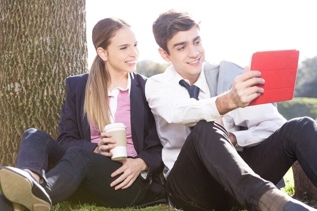 Heureux couple de prendre selfie avec la tablette