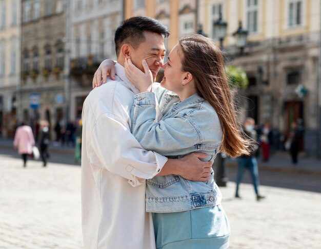 Heureux couple prêt à s'embrasser à l'extérieur