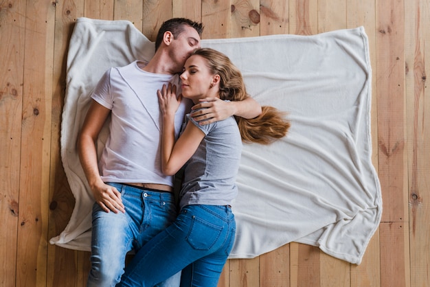 Un Jeune Couple Heureux Assis Sur Le Sol De L'ouverture Des