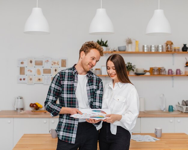 Heureux couple qui envisage de rénover la maison