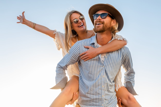 heureux, couple, rire, voyager en été, par, mer, homme femme, porter, lunettes soleil