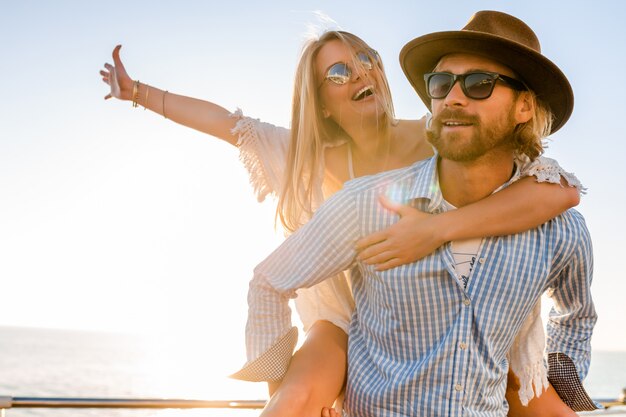 heureux, couple, rire, voyager en été, par, mer, homme femme, porter, lunettes soleil