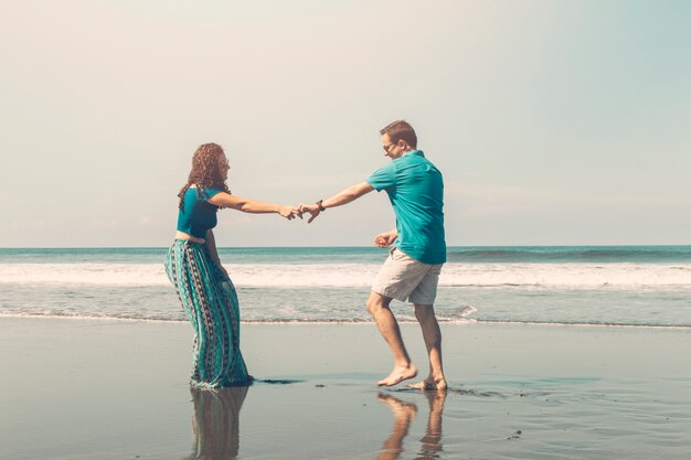 Heureux couple romantique s&#39;amuser sur la plage