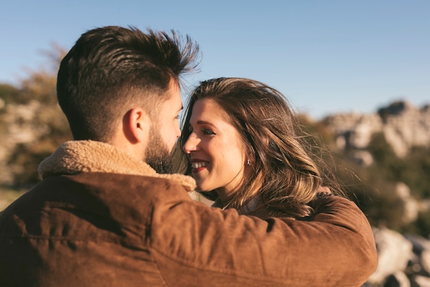 Heureux couple s'embrassant et se regardant